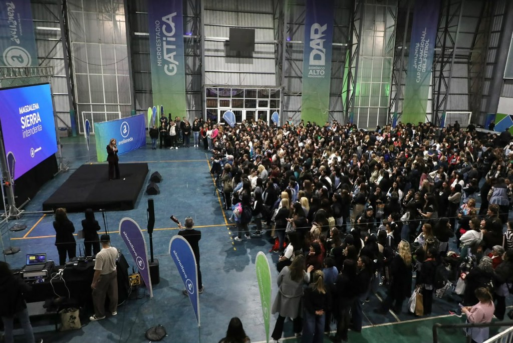 Avellaneda anunci&oacute; un bono de $100.000 y cambios clave para docentes y auxiliares