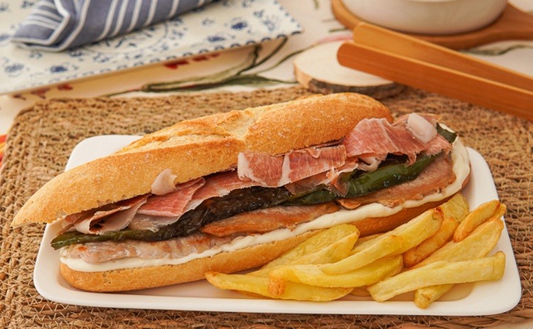 Serranito: el bocadillo m&aacute;s famoso de Andaluc&iacute;a que convirti&oacute; la comida callejera en un cl&aacute;sico