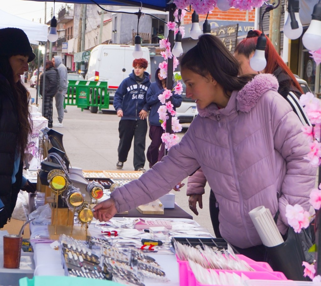 9 de Abril: cientos de vecinos disfrutaron del Paseo de Compras Peatonal en avenida Oliver