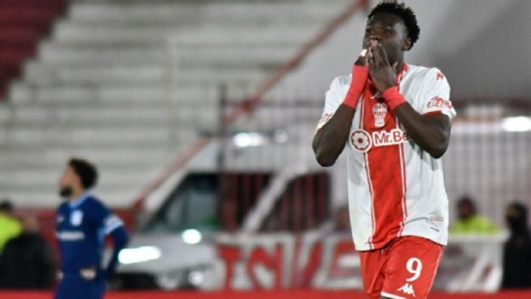 Hurac&aacute;n reaccion&oacute; a tiempo y hundi&oacute; m&aacute;s a Racing en el Torneo Clausura