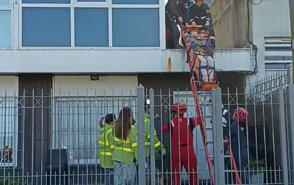Escapaba de la Polic&iacute;a, salt&oacute; de un tercer piso y termin&oacute; con graves heridas: detuvieron a seis sospechosos