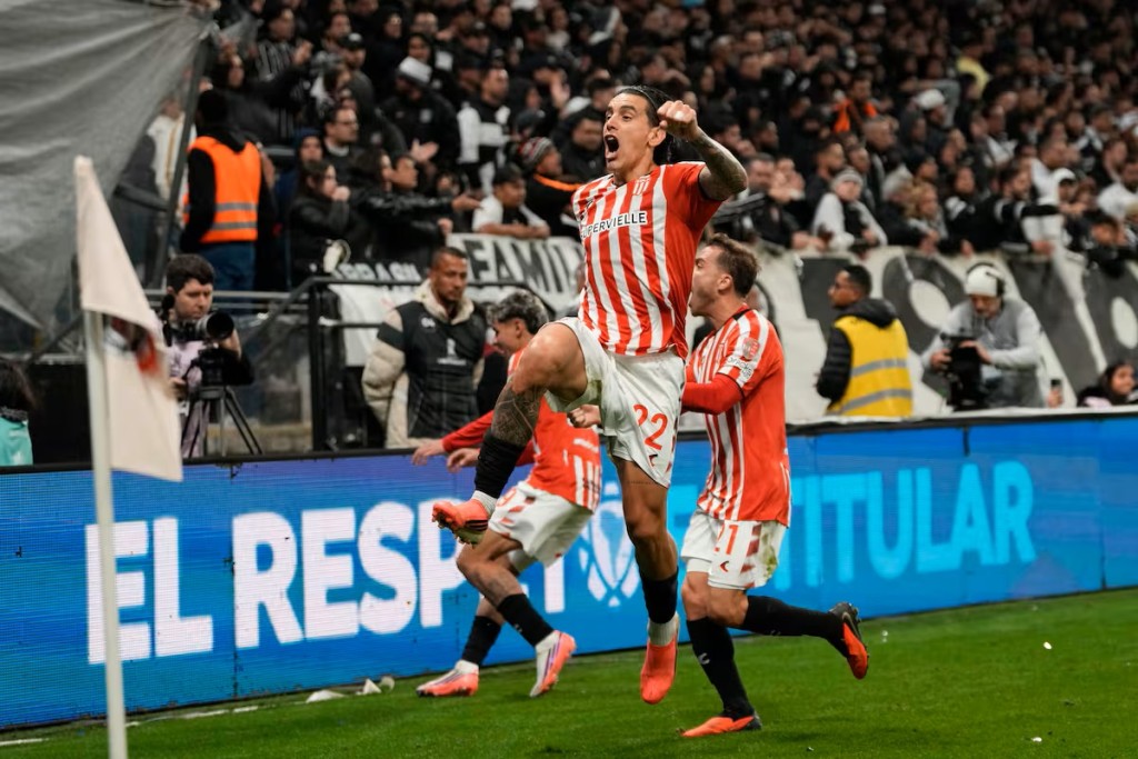 Estudiantes dio el golpe en Brasil, elimin&oacute; a Corinthians y est&aacute; en semifinales