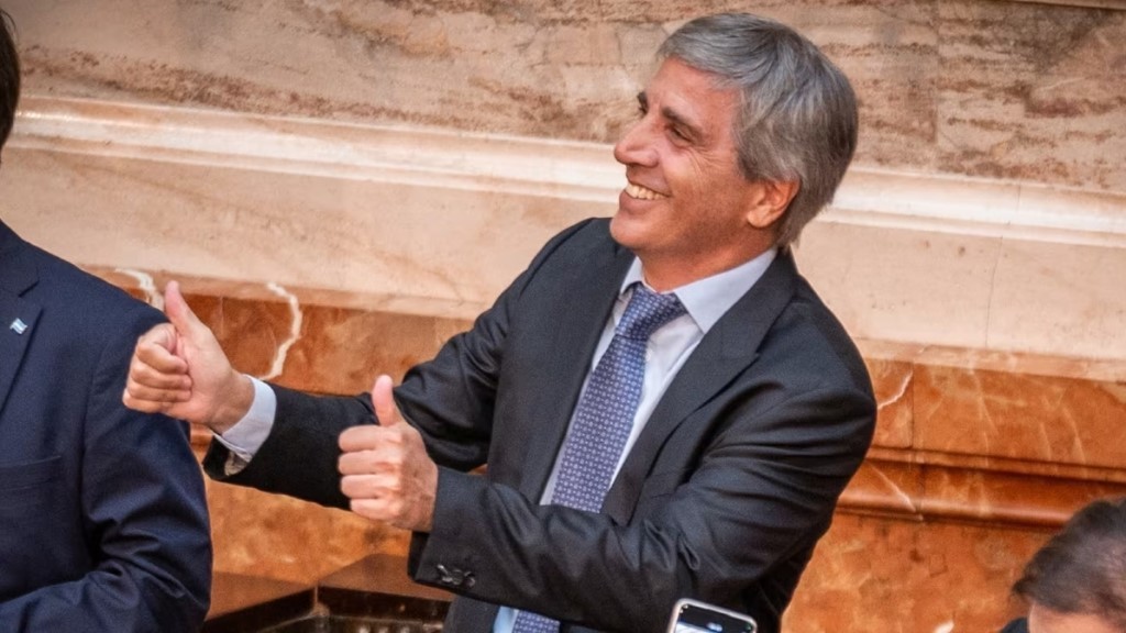 Caputo festeja el super&aacute;vit mientras el ajuste golpea a provincias, jubilados, universidades y trabajadores