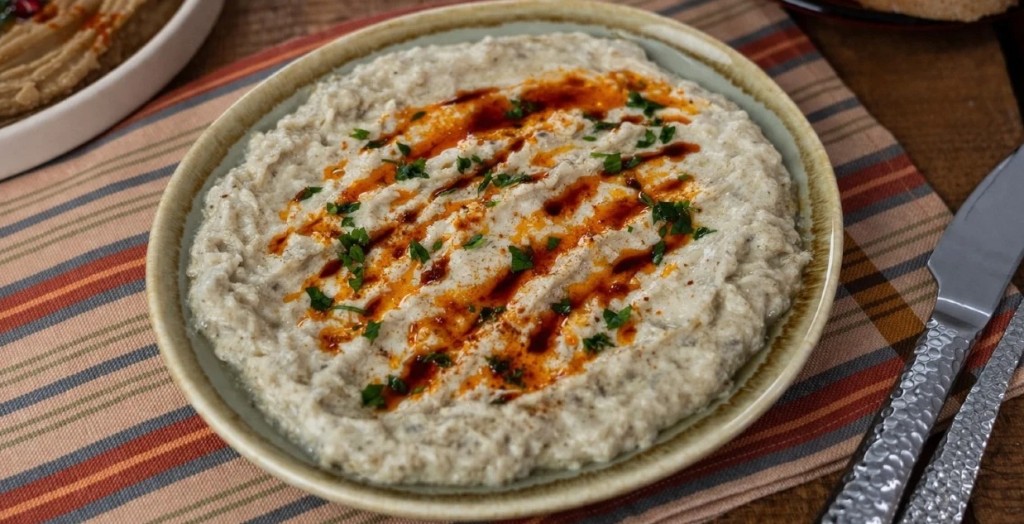 Patlican ezmesi: la cremosa salsa turca de berenjena asada que conquista cualquier mesa