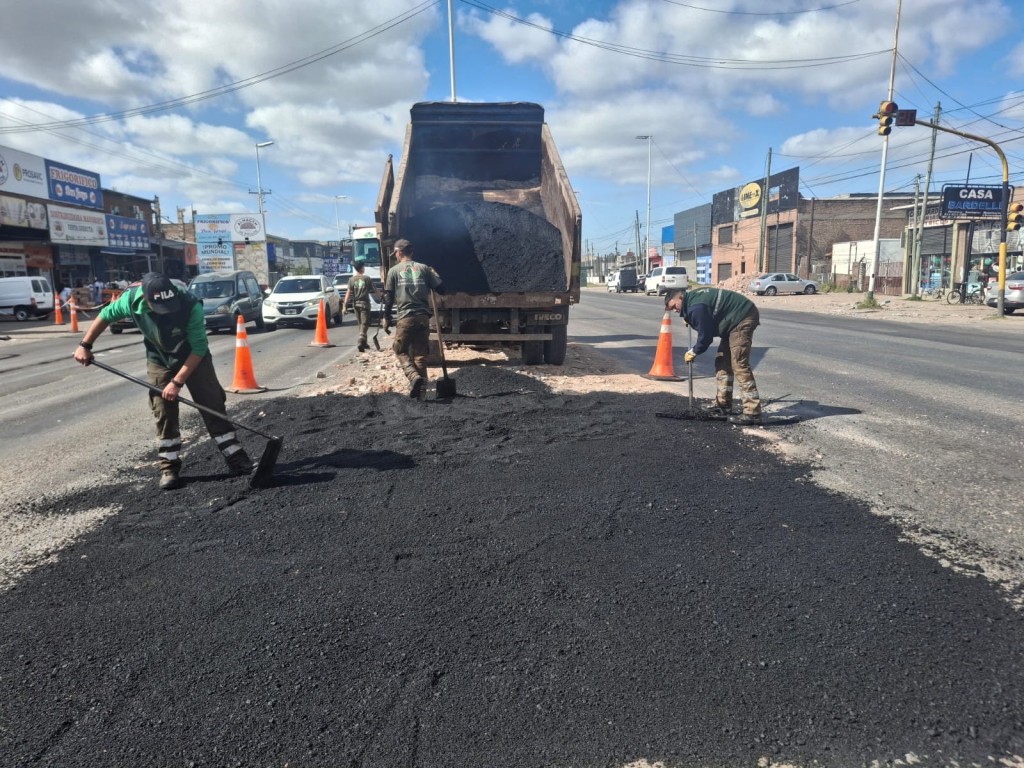 Avanza el bacheo en 9 de Abril: reparan calles y avenidas para mejorar la circulaci&oacute;n