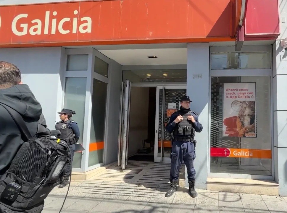 Intentaron robar un banco en Lomas del Mirador y hubo disparos: dos detenidos y un pr&oacute;fugo
