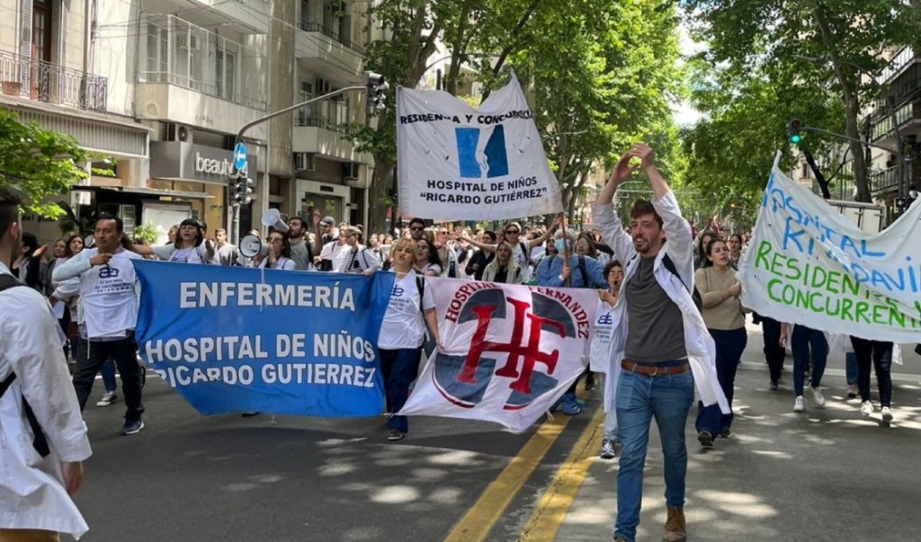 Residentes del Hospital Guti&eacute;rrez marcharon por una recomposici&oacute;n salarial y denunciaron sueldos insuficientes