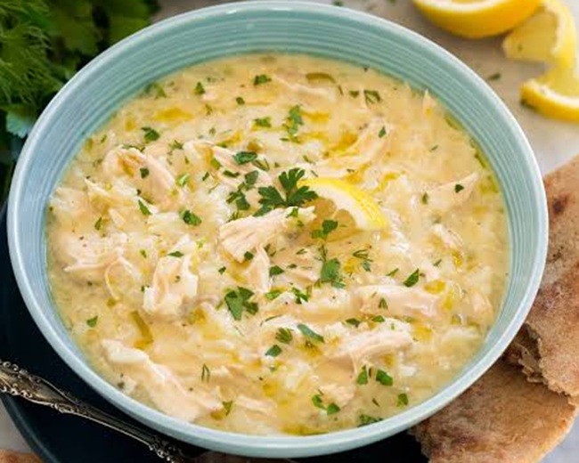 Avgolemono: la sopa griega de pollo, huevo y lim&oacute;n que conquista por su suavidad