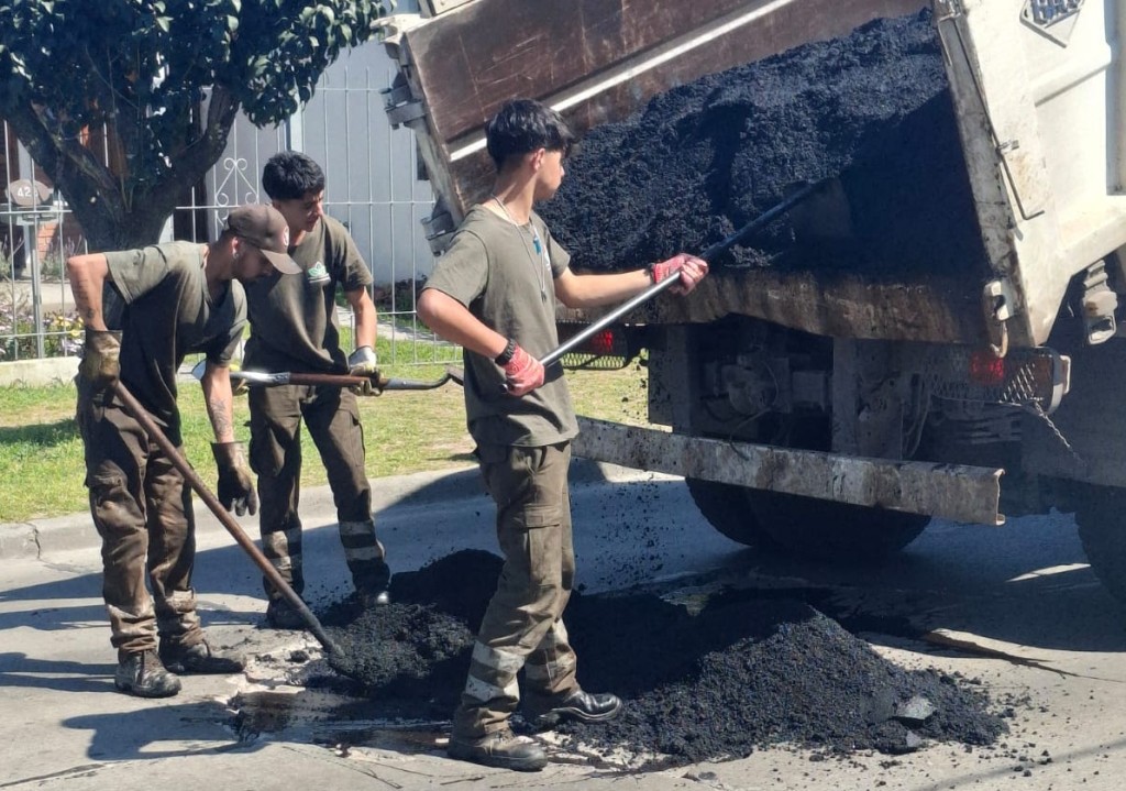 Luis Guill&oacute;n: avanzan nuevas obras de bacheo para mejorar las calles