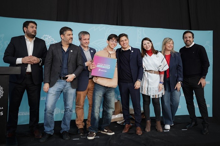 Kicillof entreg&oacute; escrituras, computadoras y una ambulancia en Lober&iacute;a