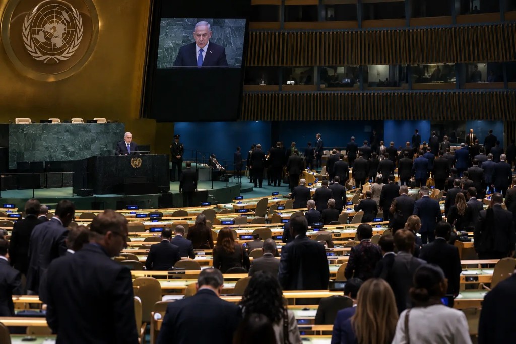 Netanyahu en la ONU: un discurso ante una sala vac&iacute;a, un abrazo con Milei y la ausencia de Trump