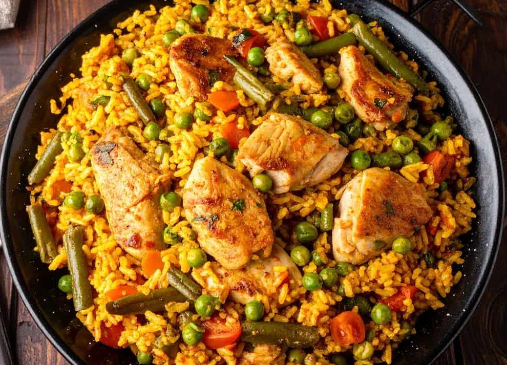 Paella de pollo: el cl&aacute;sico espa&ntilde;ol que conquist&oacute; las mesas de todo el mundo