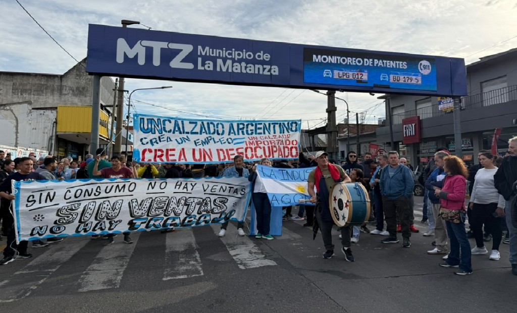 Empresarios y trabajadores del calzado volvieron a protestar en Lomas del Mirador: &ldquo;Estamos perdiendo todo&rdquo;