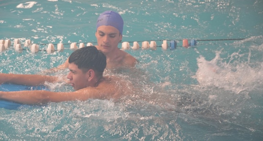 M&aacute;s de 20 chicos de Merlo participaron de una jornada de nataci&oacute;n gratuita