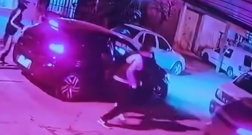 Llegaba a su casa con sus hijos y lo sorprendieron ladrones: escap&oacute; con el auto por la vereda