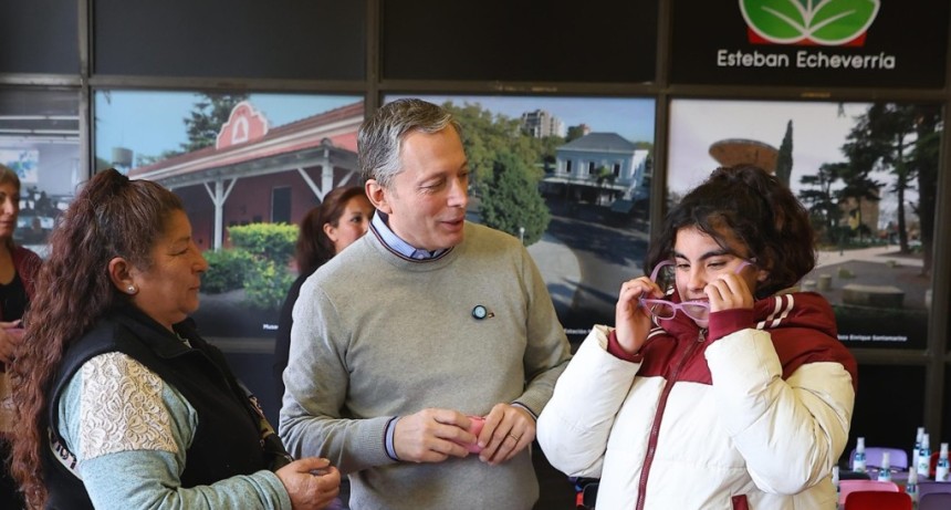 Fernando Gray entreg&oacute; anteojos gratis y ya son m&aacute;s de 350 los lentes otorgados