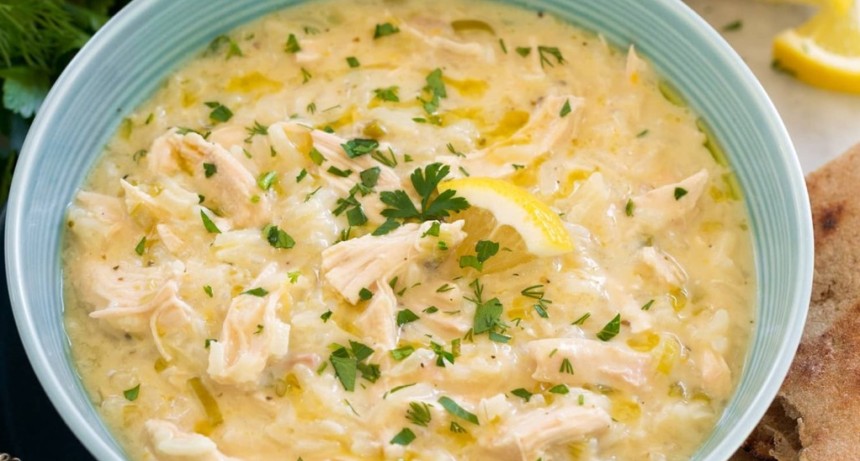 Avgolemono: la sopa griega de pollo, huevo y lim&oacute;n que conquista por su suavidad