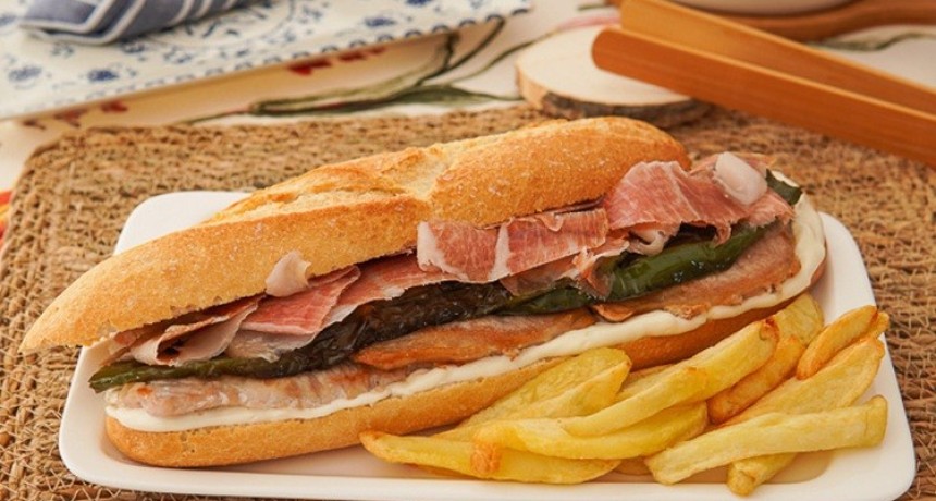 Serranito: el bocadillo m&aacute;s famoso de Andaluc&iacute;a que convirti&oacute; la comida callejera en un cl&aacute;sico