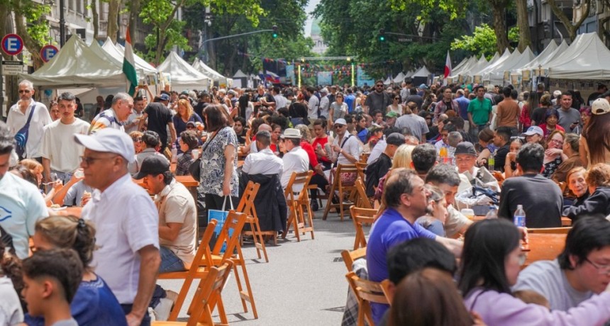 Avenida de Mayo se llena de sabores y tradiciones con una feria de 50 colectividades