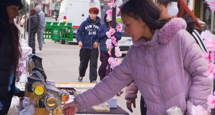 9 de Abril: cientos de vecinos disfrutaron del Paseo de Compras Peatonal en avenida Oliver