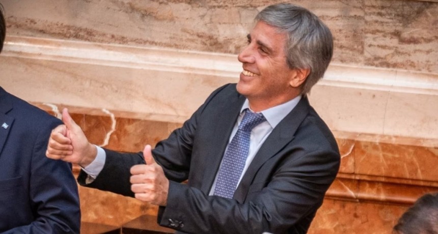 Caputo festeja el super&aacute;vit mientras el ajuste golpea a provincias, jubilados, universidades y trabajadores