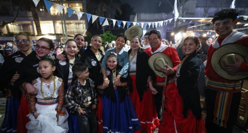 Bernal celebr&oacute; sus tradicionales Fogones con miles de vecinos y una fiesta llena de identidad