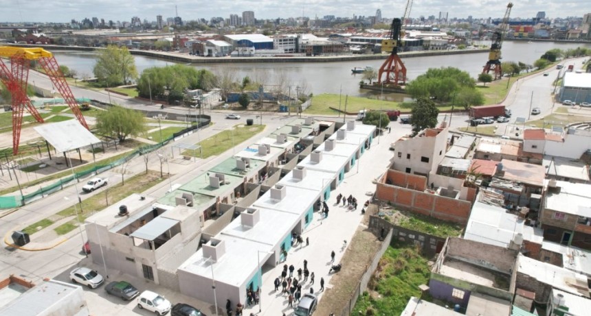 Ocho familias de Isla Maciel recibieron nuevas viviendas por la urbanizaci&oacute;n del barrio