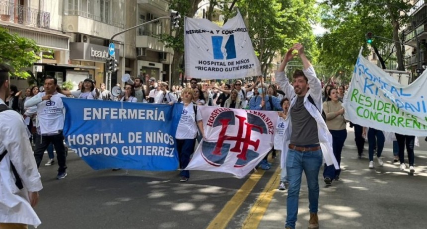 Residentes del Hospital Guti&eacute;rrez marcharon por una recomposici&oacute;n salarial y denunciaron sueldos insuficientes