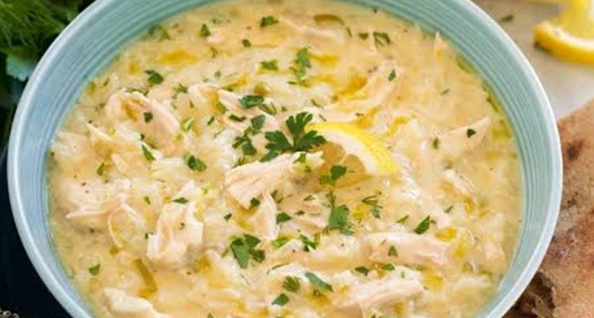 Avgolemono: la sopa griega de pollo, huevo y lim&oacute;n que conquista por su suavidad