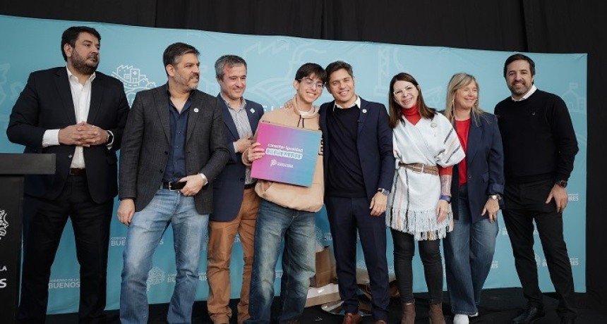 Kicillof entreg&oacute; escrituras, computadoras y una ambulancia en Lober&iacute;a