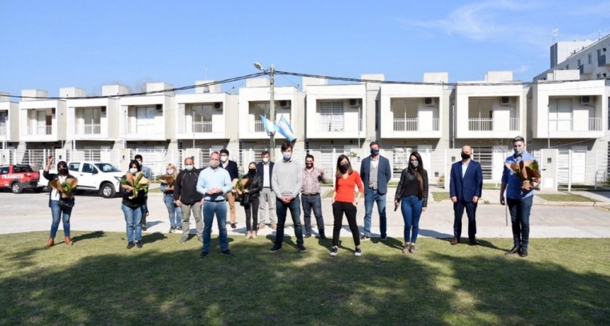 Ghi y la Directora Ejecutiva de ANSES, Fernanda Raverta, entregaron 5 viviendas del Procrear de Haedo a sus nuevos dueños