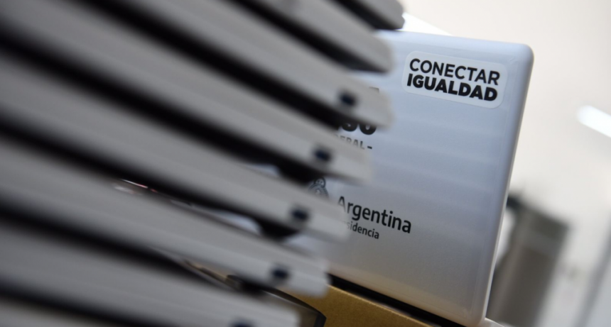 El Gobierno Nacional entregó netbooks de Conectar Igualdad a estudiantes de Hurlingham y San Martín