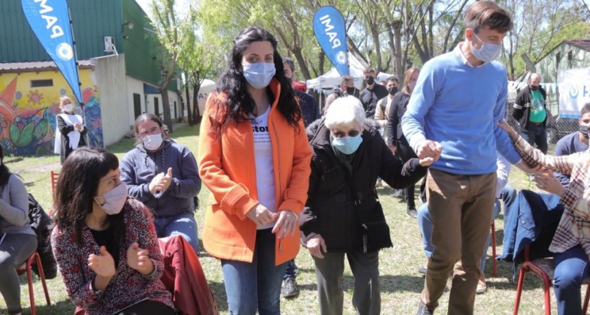 Lucas Ghi y Luana Volnovich presentaron la ampliación del plan alimentario a jubilados de Morón