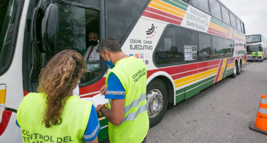 Fin de semana largo en números: viajes en aviones, micros y controles vehiculares