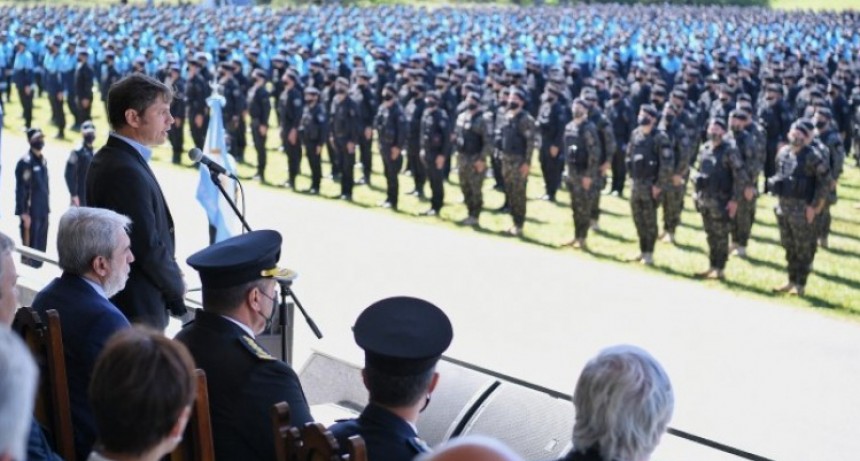 Axel Kicillof tomó juramento a la bandera nacional a cadetes egresados de la Policía de la Provincia