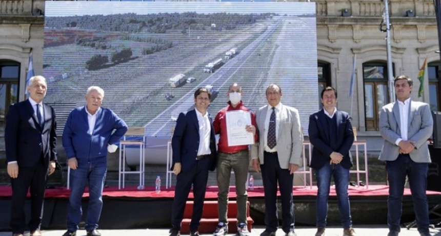 Axel Kicillof encabezó la entrega de escrituras gratuitas para familias de Tres Arroyos