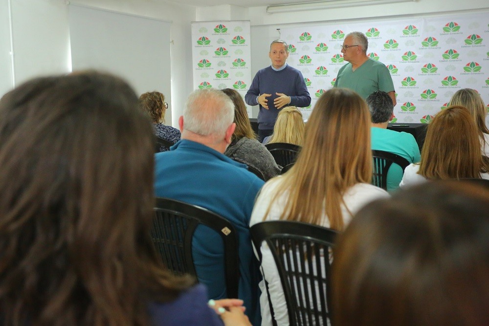 Fernando Gray formalizó la recategorización de 42 profesionales de la salud en Esteban Echeverría