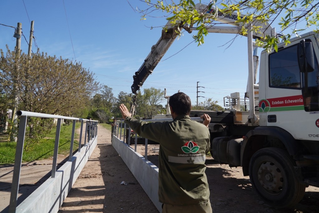  Esteban Echeverría construye un nuevo puente peatonal sobre el arroyo Ortega