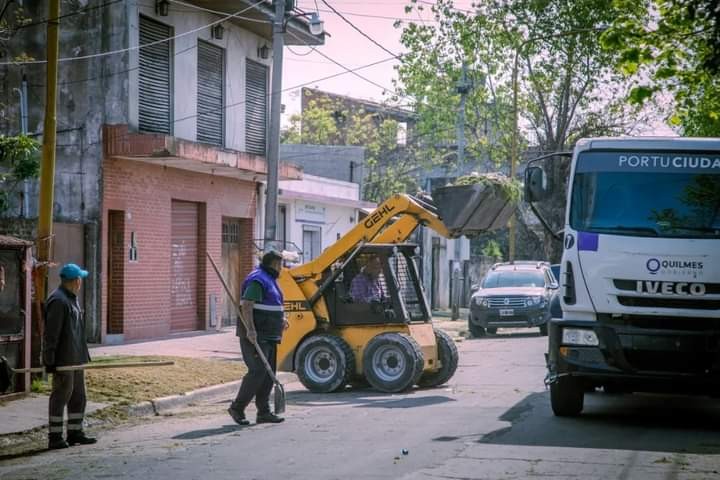 El Municipio de Quilmes avanza con operativos de bacheo y limpieza en el distrito