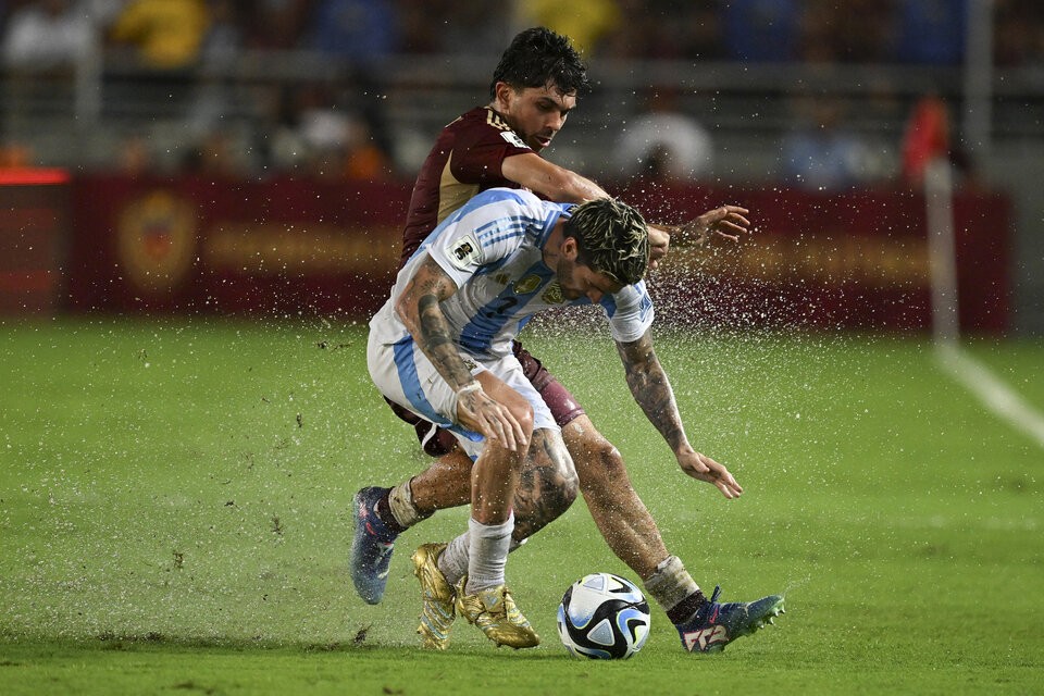 Eliminatorias: Argentina empató 1-1 ante Venezuela bajo una intensa lluvia en Maturín