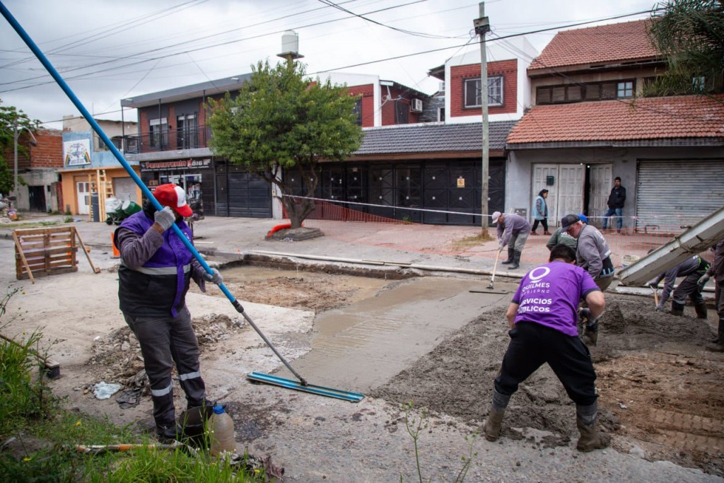 Trabajos de bacheo y reparación de pavimento en el barrio La Matera, Quilmes Oeste