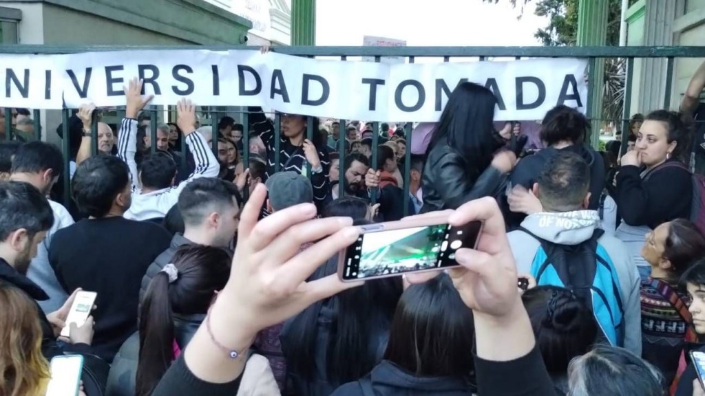 Rechazo estudiantil y masivas tomas en universidades públicas tras el veto al financiamiento