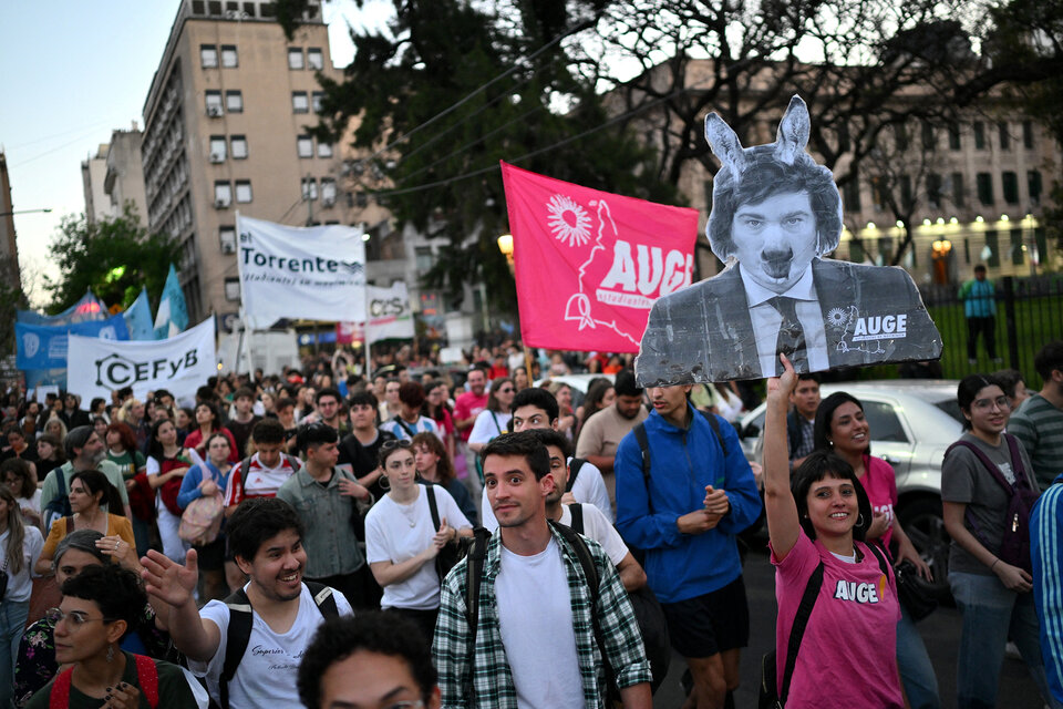 Estudiantes movilizados contra el veto presidencial al presupuesto universitario