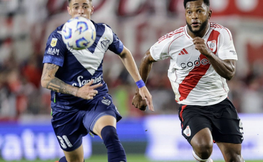 Empate con sabor dispar: River y Vélez igualaron 1-1 en un Monumental repleto