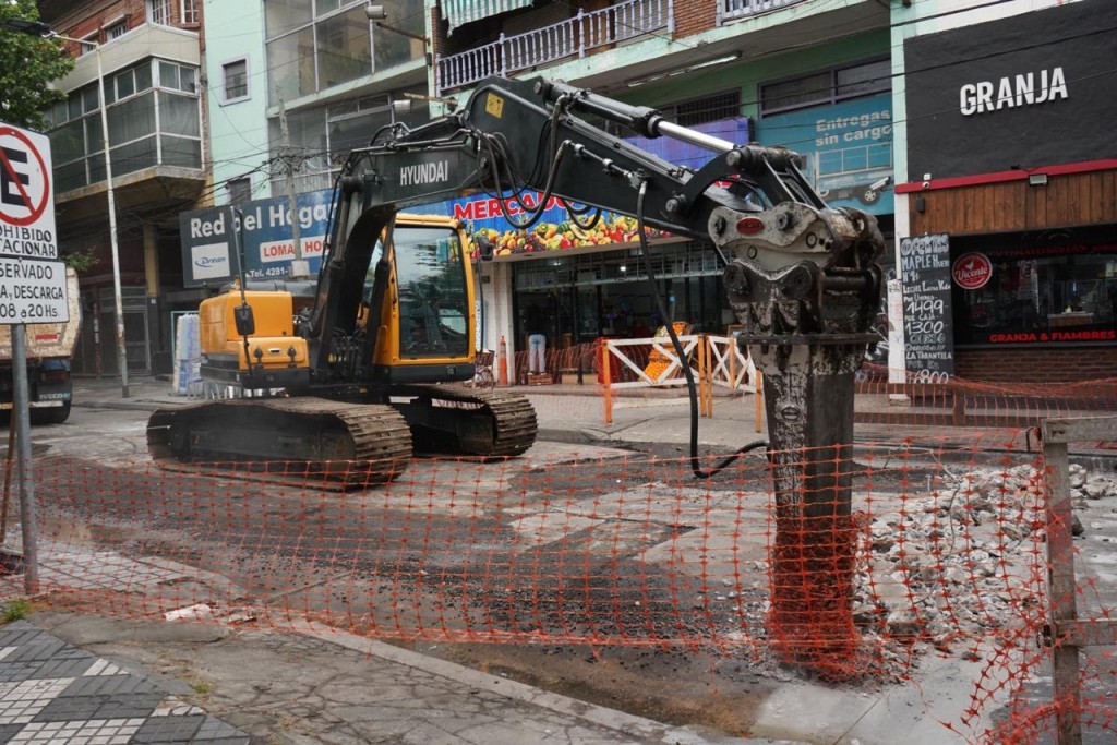 Esteban Echeverría acelera las obras de bacheo en hormigón en calles clave del distrito