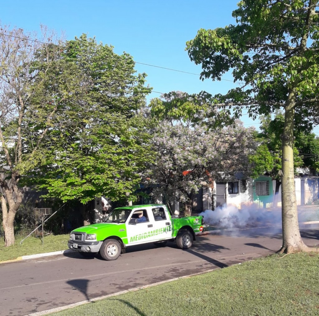 Esteban Echeverría intensifica operativos de fumigación contra el mosquito del dengue en varios barrios