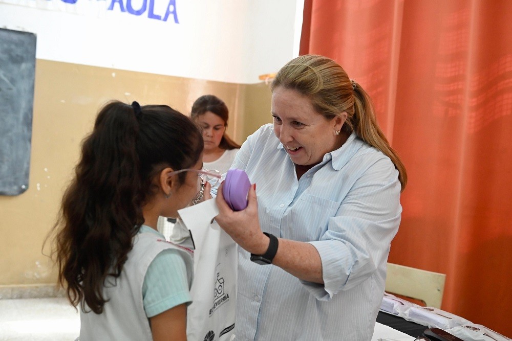 El Programa Oftalmológico EcheVERría sigue mejorando la salud visual de estudiantes: se entregaron 40 anteojos gratuitos