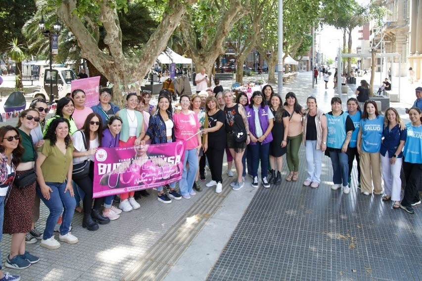 Quilmes impulsa la prevención del cáncer de mama con la jornada 'Octubre Rosa' en el centro de la ciudad