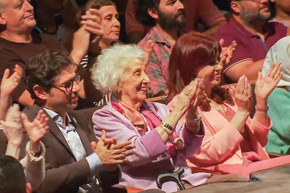 Cristina y Kicillof se reencontraron en el emotivo aniversario de Abuelas de Plaza de Mayo: 