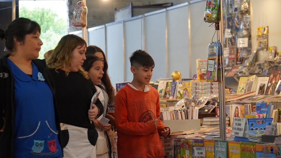 Más de 80 escuelas de Merlo recorrieron la Feria del Libro y recibieron la colección 